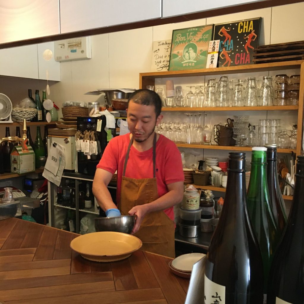 調理をするマンボ飯店店主井上さん