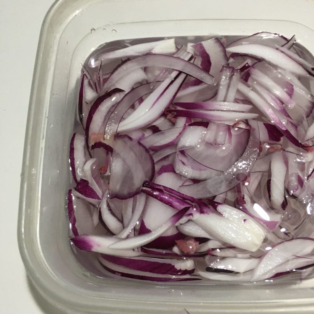 水にさらした赤玉ネギ