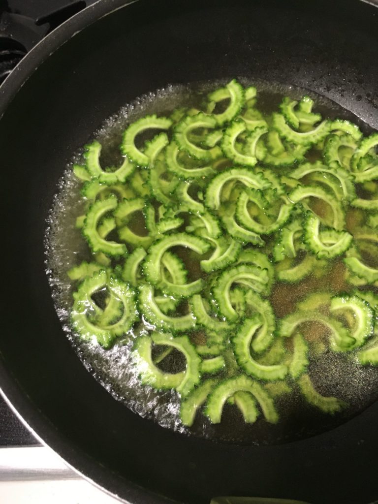 茹でて苦みをやわらげるゴーヤ