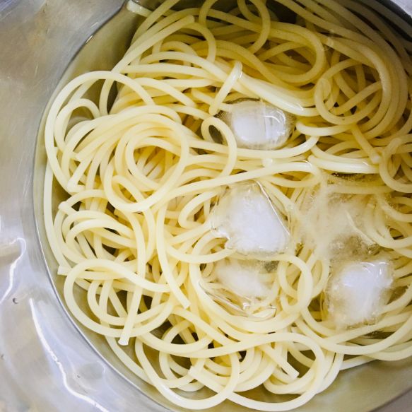 パスタを氷水でしめます
