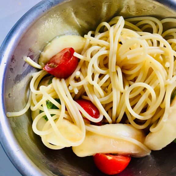 ボウルにすべての食材を入れて混ぜあわせます