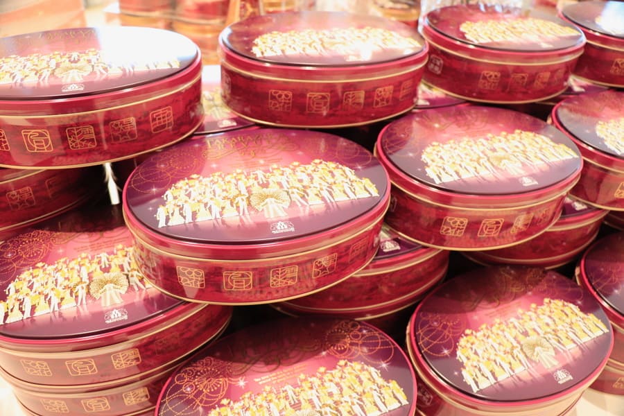 陳列された缶入りのお菓子