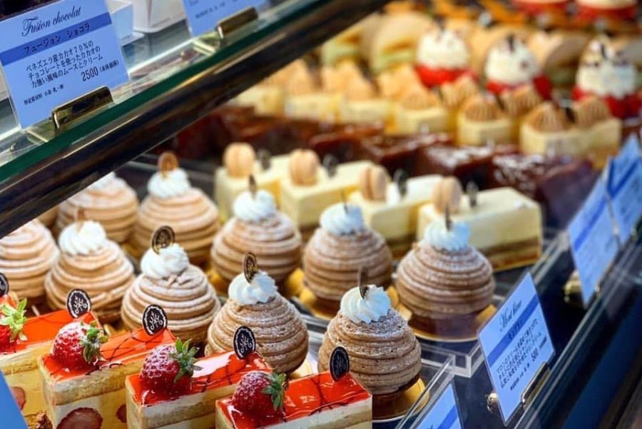 ショーケースに並ぶスイーツ