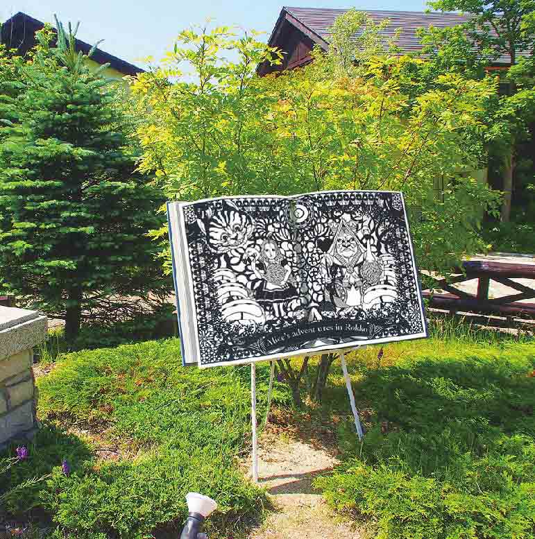 『不思議の国のアリス』の世界が広がる！六甲山アリスフェア