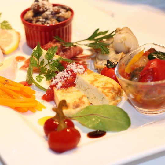 バルでの楽しみタパスの盛り合わせ