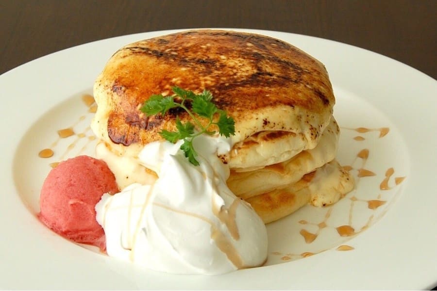 表面をキャラメリゼしたパンケーキ