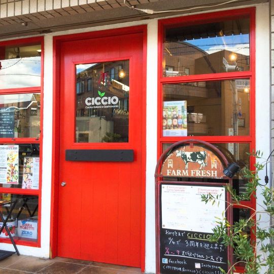 赤い扉が目印のciccio