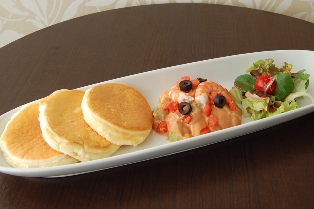エビアボカドソースをつけていただくパンケーキ