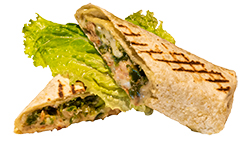 アボカドやチキンが入ったブリトー