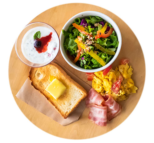 食パンに、サラダやヨーグルトがセットのモーニング