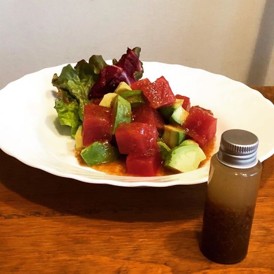 ソースが大人気のマグロとアボカドのカルパッチョ