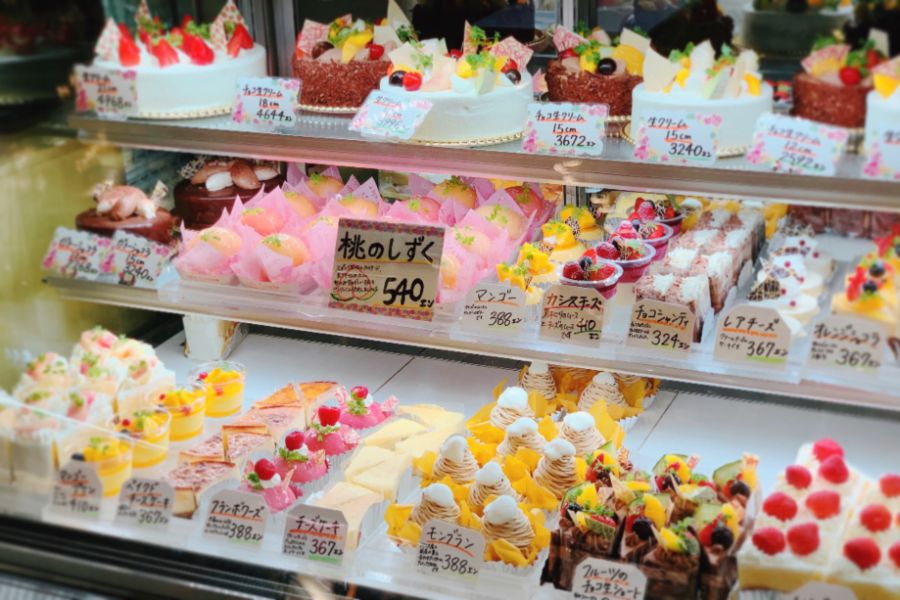 ショーケースに並ぶケーキ