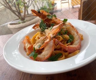 大ぶりの有頭海老が豪華なパスタ