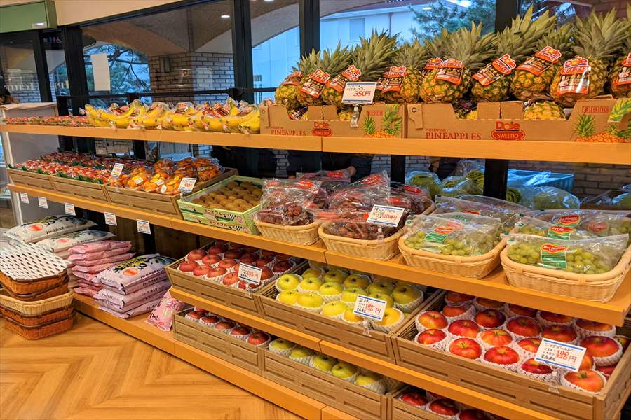 旬の果物がならぶ一品一会花のみち店