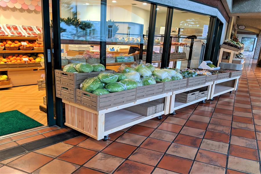 店舗前には野菜がたくさん並ぶ一品一会花のみち店