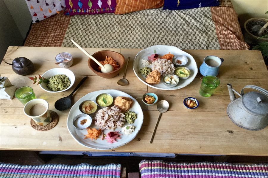 大きな木のテーブルでいただくダルブッカのランチ