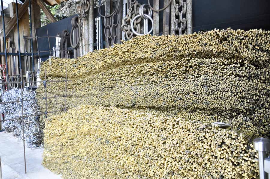 大量の火箸が納められた火箸納所