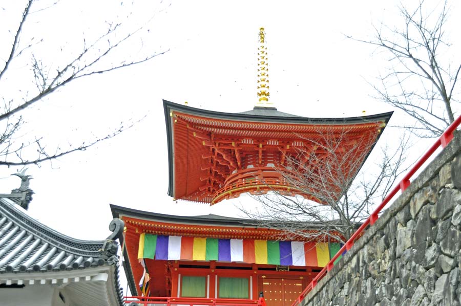 遠くからでも目を引く朱色の多宝塔