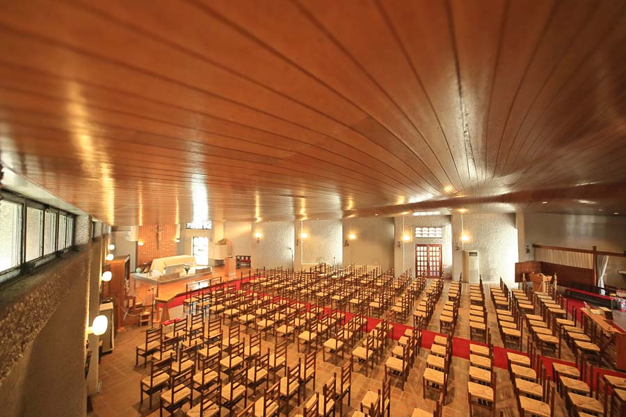 荘厳な雰囲気が漂う教会内部