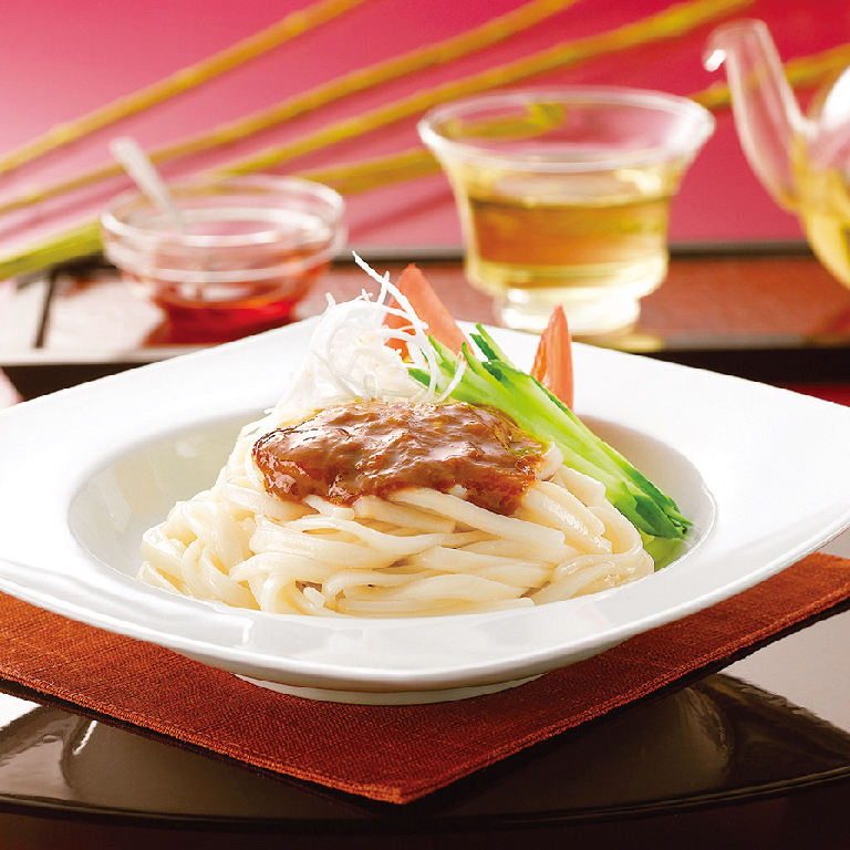 器にもられたじゃじゃ麺