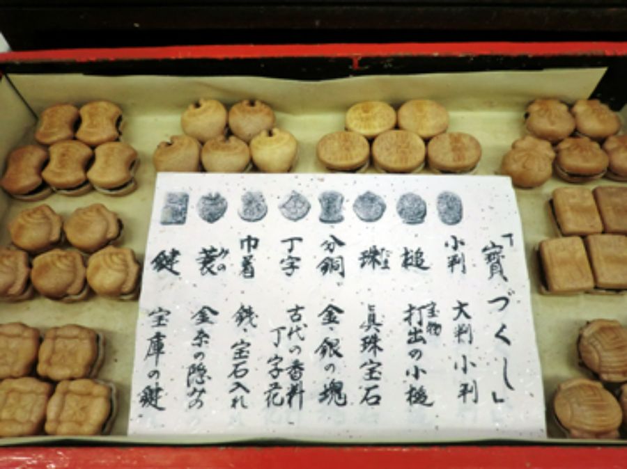 ショーケースに並ぶ8種類の形のもなか