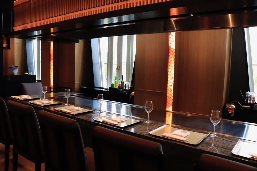 窓に面した鉄板焼きカウンター