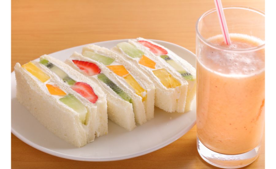 【モーニングに】京都の老舗フルーツ店の名品　ヤオイソのフルーツサンド