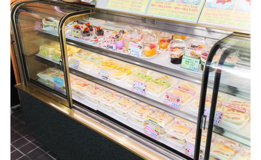 本店のショーケースにずらりと並ぶフルーツサンド