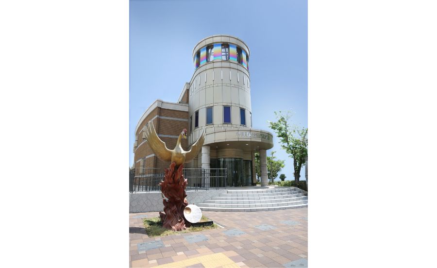 入り口前には火の鳥のモニュメントが輝く