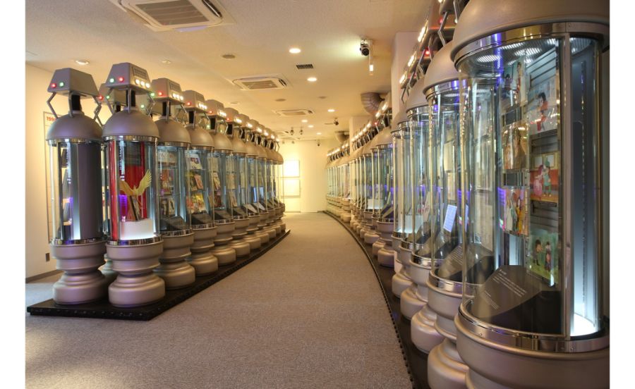 生命維持装置をモチーフにした展示棚が40本ずらりと並ぶ