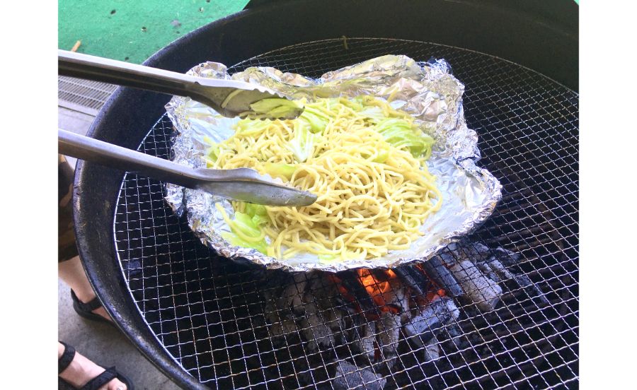 アルミホイルを鉄板代わりに焼きそば！