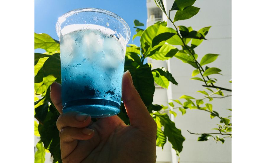 自然のものとは思えない色合いのハーブティ