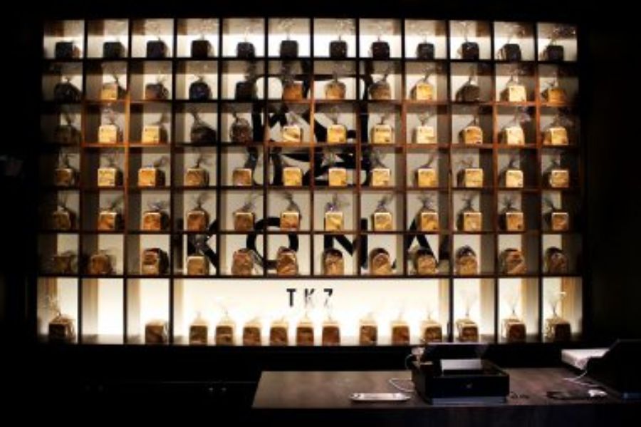 壁面に食パンがディスプレイされる店内