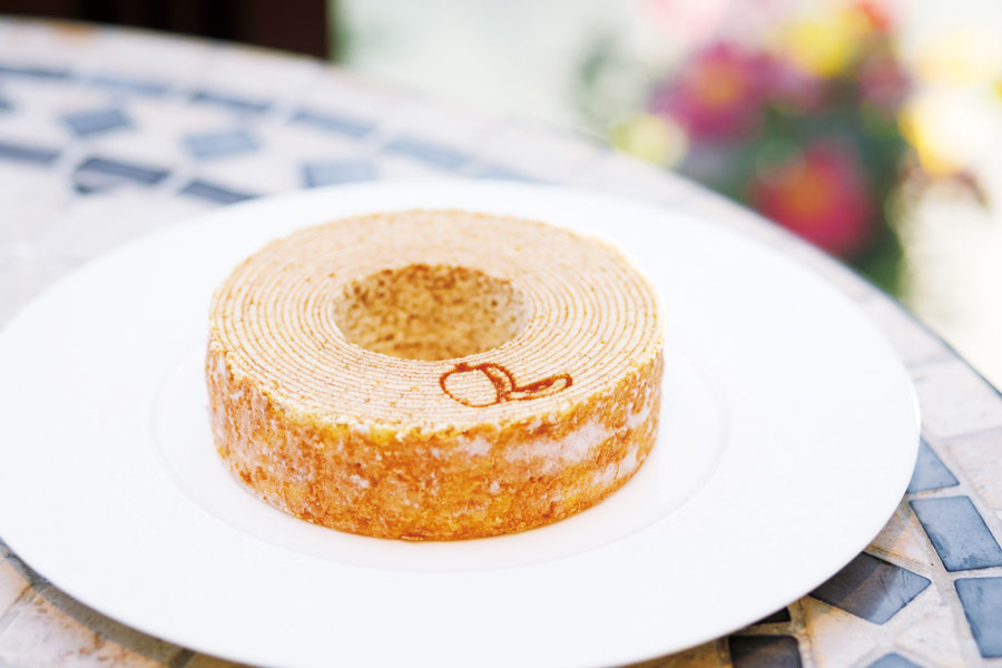 皿に盛られたバームクーヘン