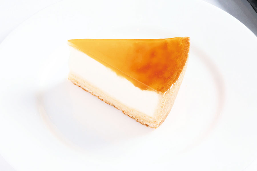 一人分にカットされたチーズケーキ