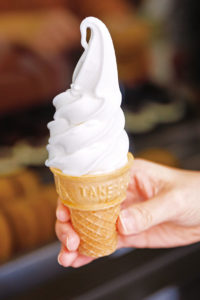手に持ったソフトクリーム