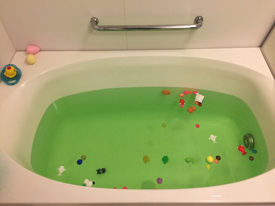 入浴剤が入ったお風呂