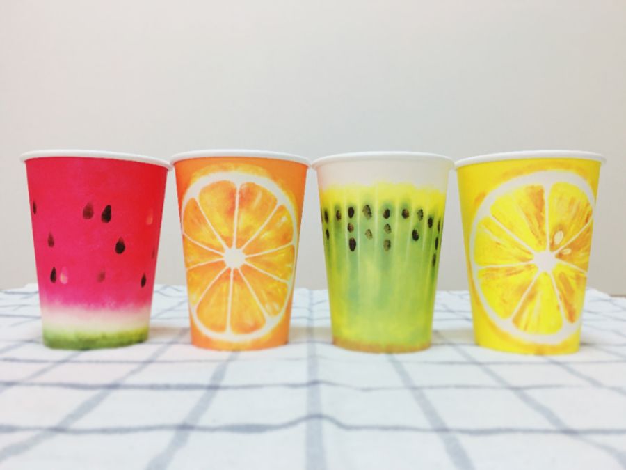 カラフルな果物柄の紙コップ