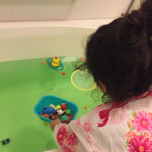 ボールすくいをする女の子