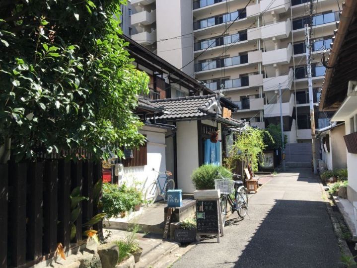 マンションに囲まれた長屋