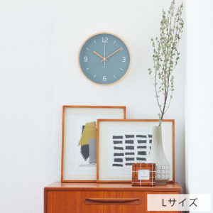 Lサイズを壁に掛けた様子