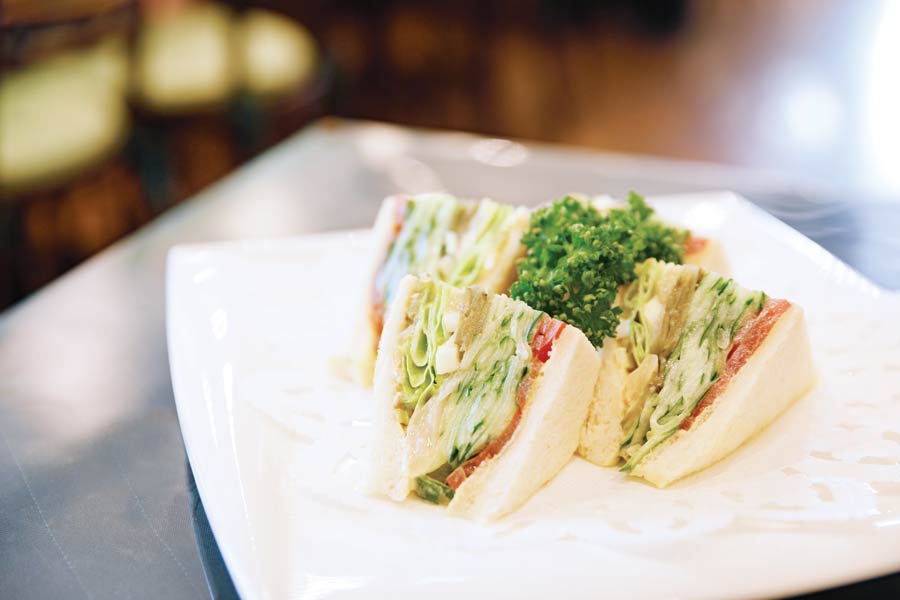 野菜たっぷりのサンドイッチ