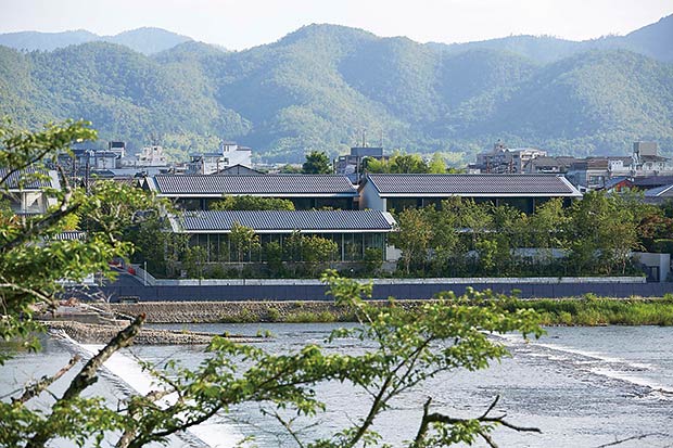 山々を背景に建つホテル