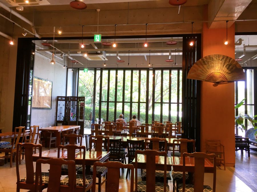 梵天の広々とした店内