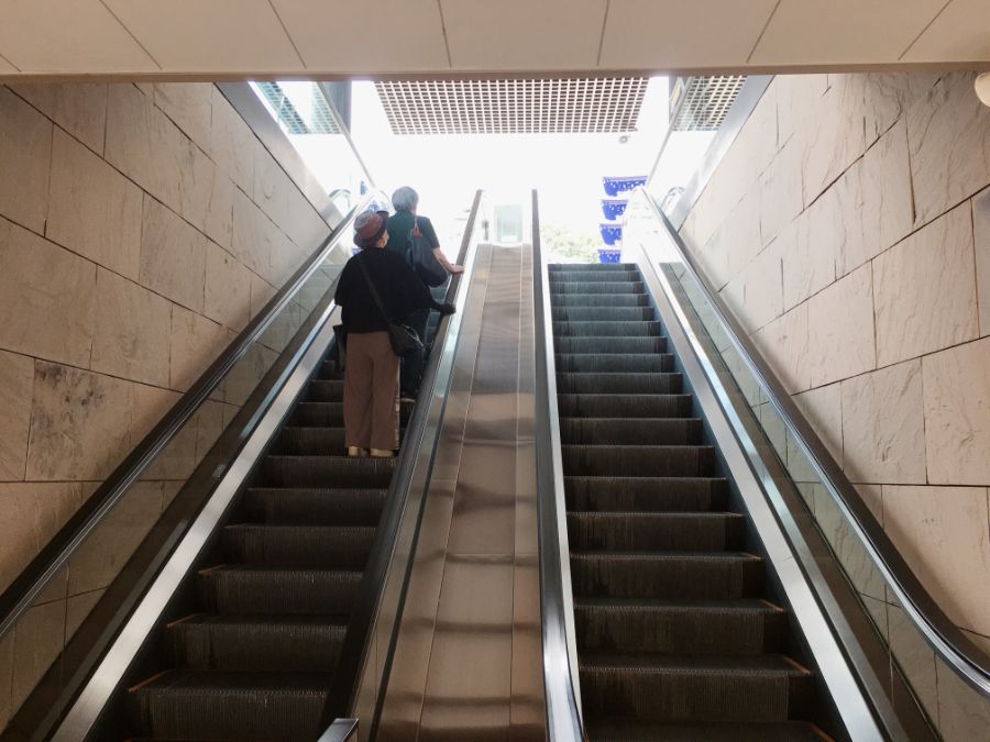 中山寺のエスカレーター