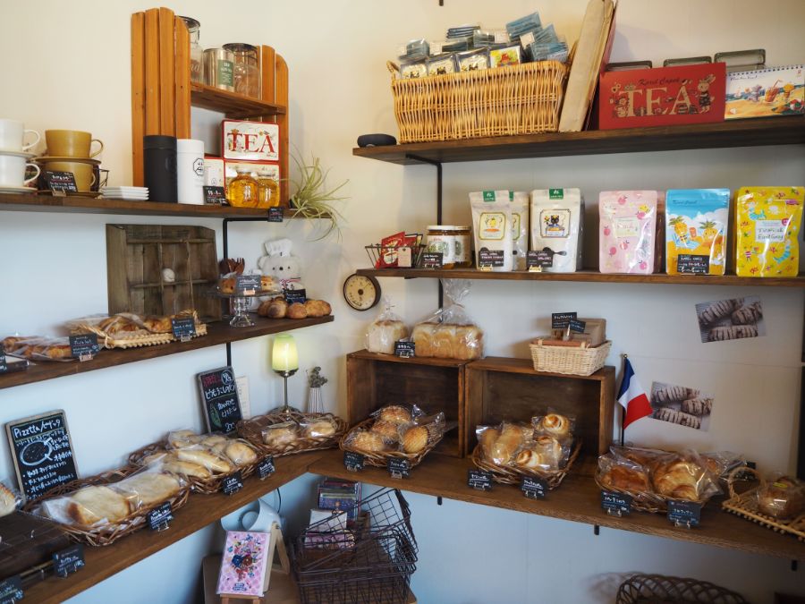 店内に並ぶ紅茶やパンにお菓子