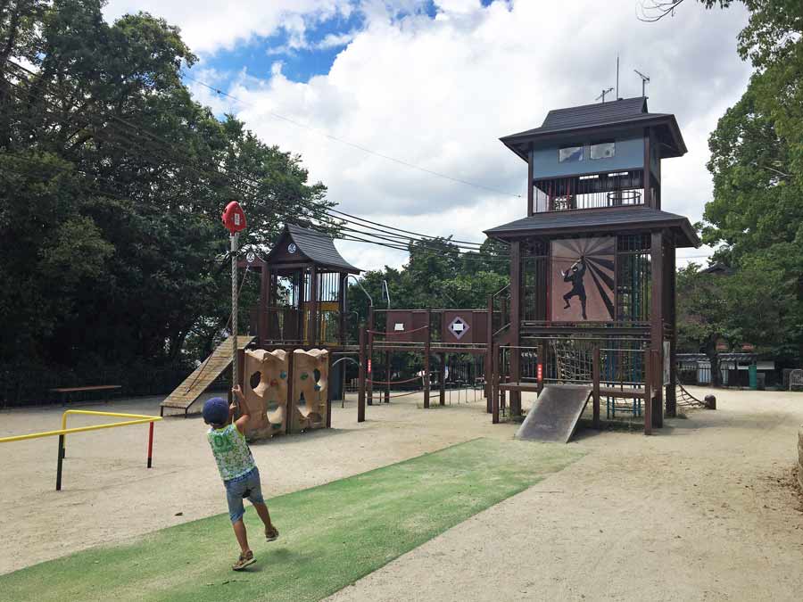 遊具で遊ぶ子ども