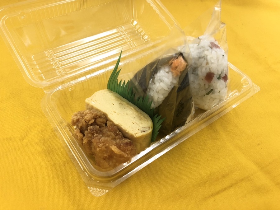 おにぎりと唐揚げ、卵焼きのセット