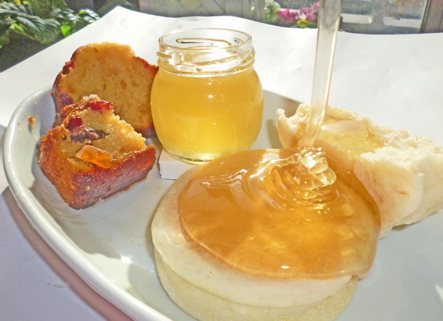 パンにハチミツをたっぷりかけているところ