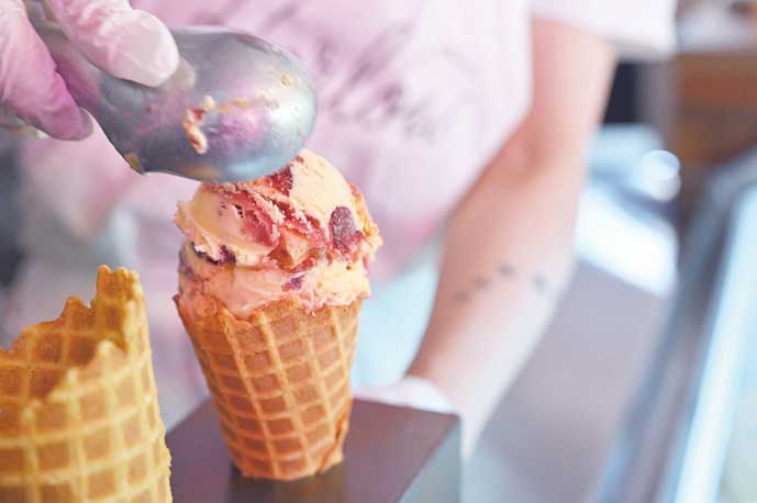 アイスを盛り付ける手元